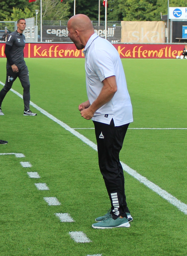 Henrik Pedersen, træner for Vendsyssel FF, men tidligere træner for HB Køge, lod følelserne få frit løb efter sejren. Til gengæld er attituden fra HB Køges træner Daniel Agger i baggrunden noget mere afdæmpet. 